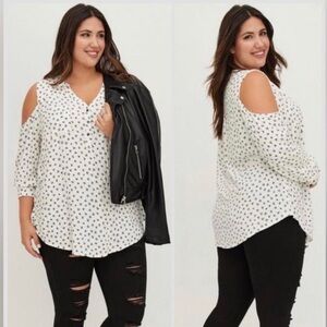 TORRID Harper Crinkle White Star Cold‎ Shoulder Long Sleeve Top Women’s Size 4X